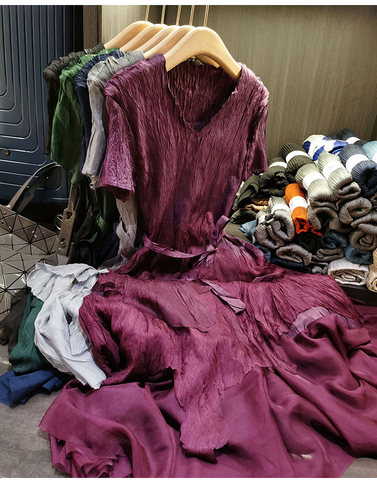 Váy liền tay ngắn cổ chữ V xếp ly phối dây buộc eo dáng midi — Màu đen, Màu xám, Màu xanh lá, Màu đỏ tím chi tiết 29