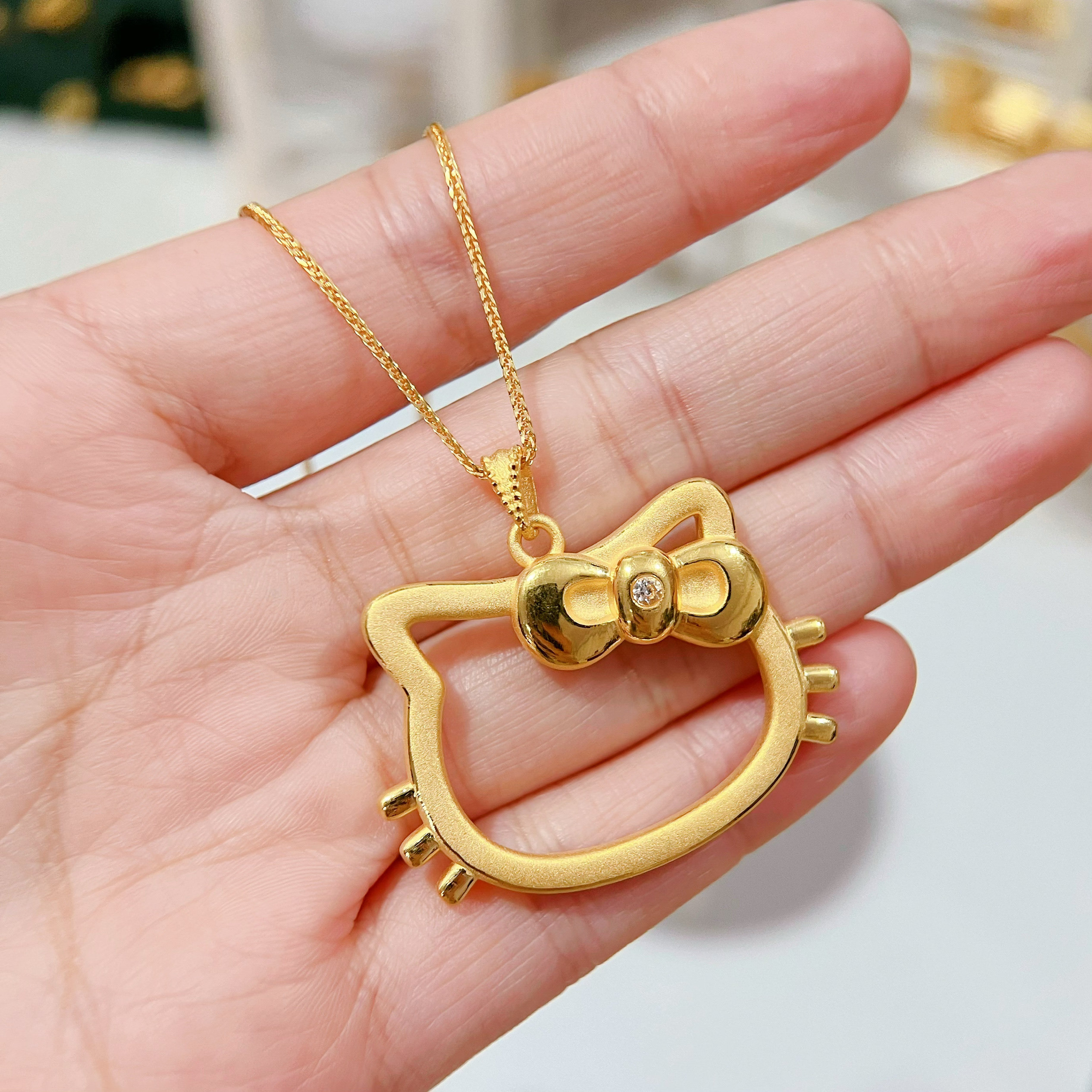 黄金helloKitty吊坠硬金足金镶钻大版镂空KT猫框挂坠毛衣项链女，真的物有所值吗？-黄金镶钻吊坠-淘宝好物网