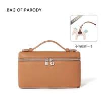 Подвеска теплого коричневого цвета на длинном ремешке.