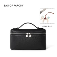 Универсальный подарочный кулон черного цвета с длинным ремешком на плечо.