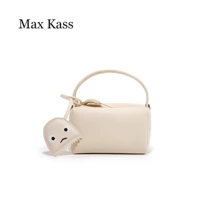 Белые отправляют бобовые люди, висящие ювелирные украшения могут пересечь место