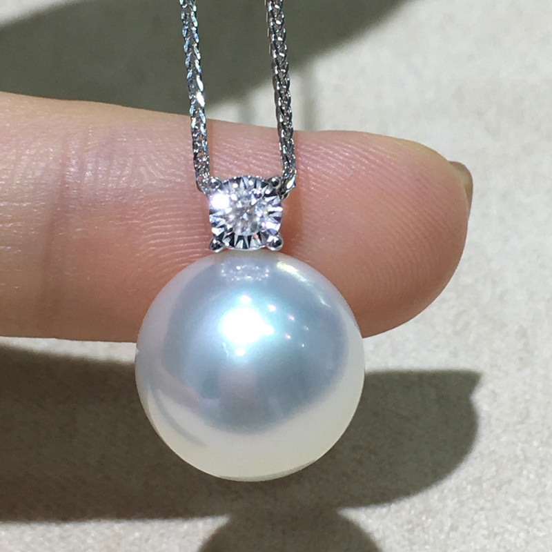 Cold light Australian white Crown Princess pendant extremely bright light Nanyang white pearl 18K inlaid drilling natural seawater pearl necklace single female