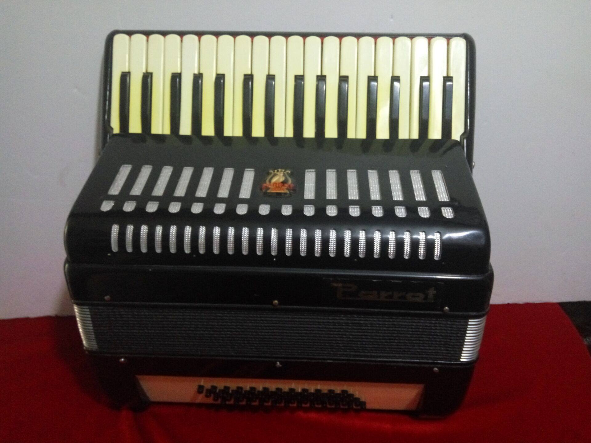 Second Hand Accordion Old Parrot Card Boutique Simple 48 Bass Accordion
