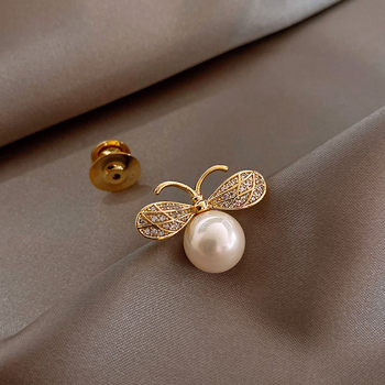 Personality pearl diamond animal brooch female Japanese and Korean version simple wild pin coat accessories small bee corsage