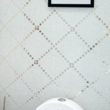 Розовая бриллиантовая стеклянная мозаичная плитка, ветер и ванная комната для душа фоновая головоломка черная земля написание