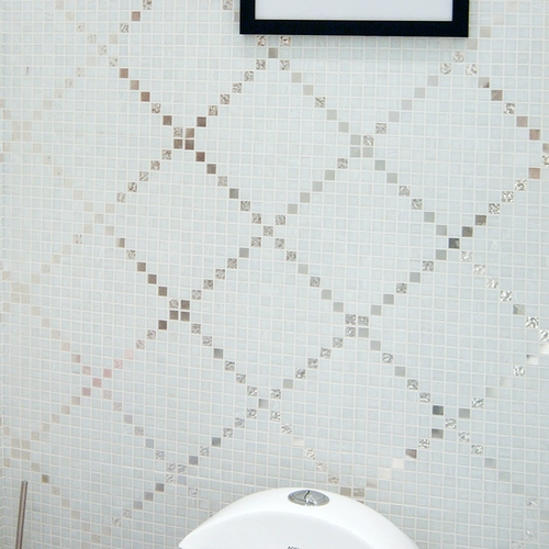 Розовая бриллиантовая стеклянная мозаичная плитка, ветер и ванная комната для душа фоновая головоломка черная земля написание