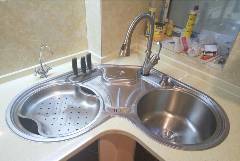 DELTA /Deya Arabella Series Touch-Controlled Pull-Out Kitchen Faucet