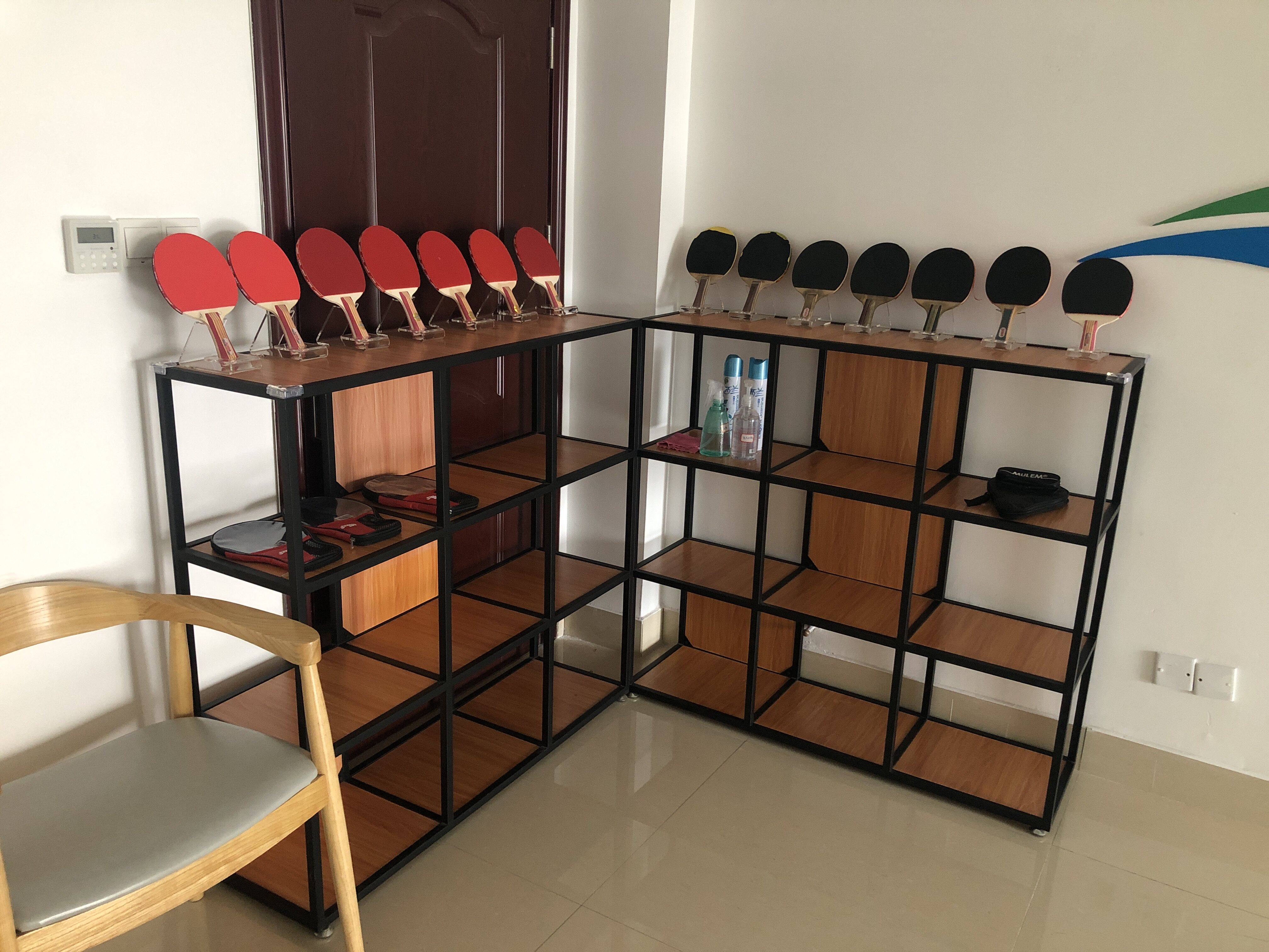 Витрина 透明乒乓球拍展示架乒乓球直拍横拍亚克力展架体育器材陈列支撑架 Jin Pinzhi