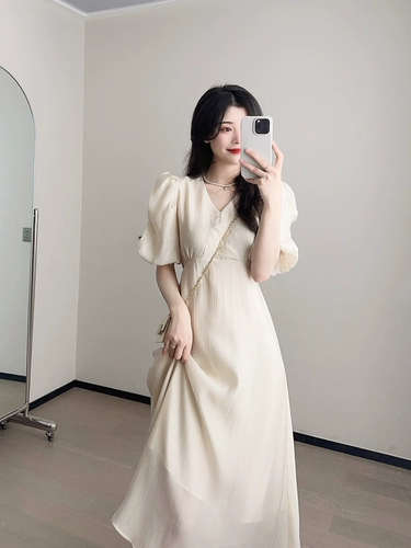 Милое цветное платье, V-образный вырез, рукава фонарики, по фигуре