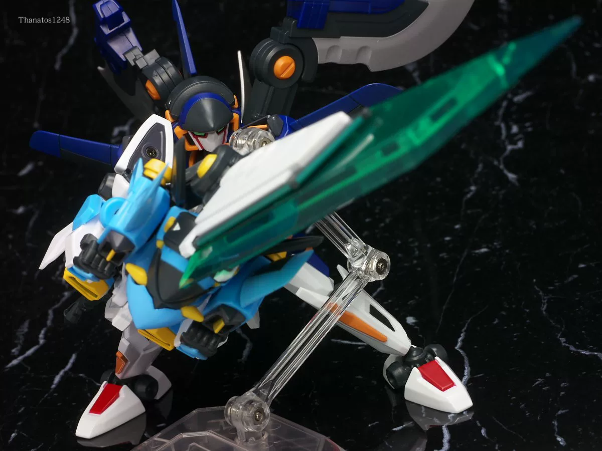 Bandai сверх-литой готовый к бою LBX Icaros атакует Gemini Akris