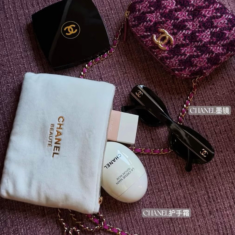 Chanel's New White Soft Velvet Makeup Bag, a Gift from the National Store, Feels Great to the Touch, Portable Storage Bag