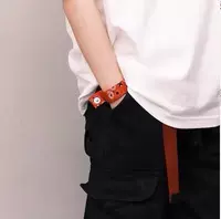 Темно -красные цветы кешью и маленькие цветы украшения