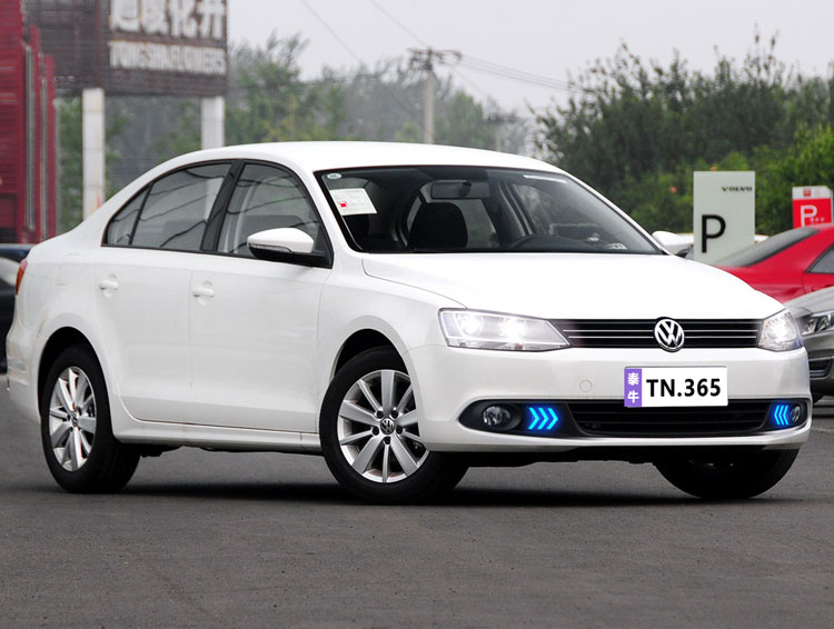 Suitable for 12-14 Volkswagen Sagitar special daytime running lights front fog lights modified LED daytime running lights turn signals