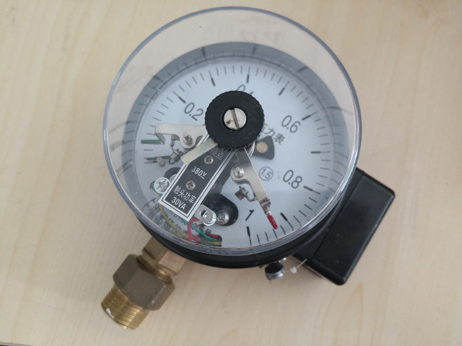 YX-100 2 5MPa shock-resistant electric junction pressure meter anti-seismic electric junction pressure meter