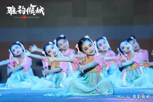 Детские костюмы для выступлений в стиле Ханфу. Классический танец в китайском стиле. Цветение персика. Улыбка на весенней горе. На пруду с лотосами стоит девушка с румяным макияжем.