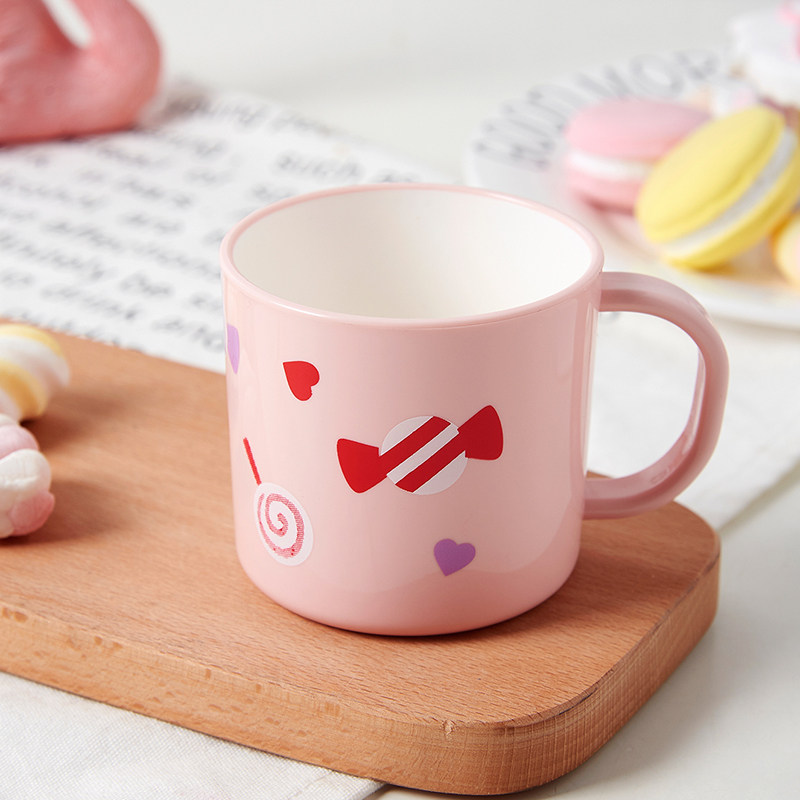 My daughter loves this little children's cartoon toothbrushing cup brushing teeth.