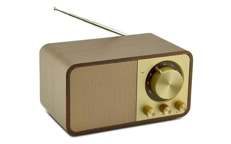 New versatile digital Bluetooth speaker with antenna integrated with new retro wood grain card radio