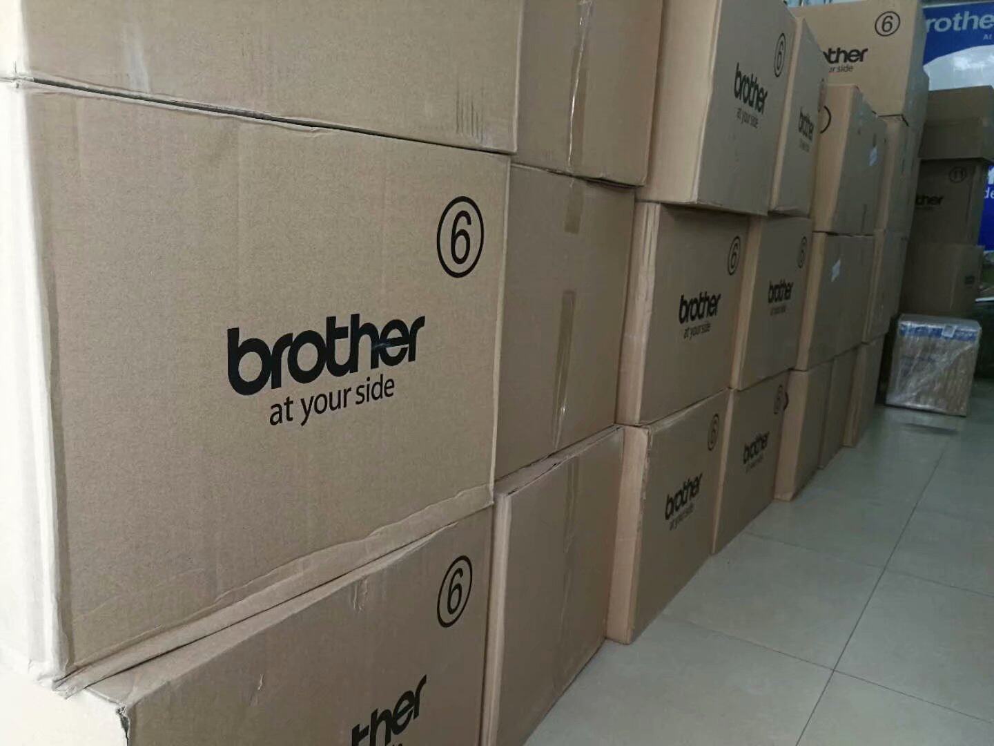 Швейная машина brother兄弟电脑缝纫绣花一体机nv180m370绣标绣字锁边锁扣眼