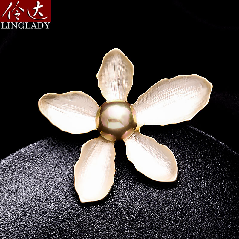 European and American retro breast-brooch breasts female Korean Bauhinia Bauhinia flower brooch with new imitation pearl suit coat corner clasp in summer