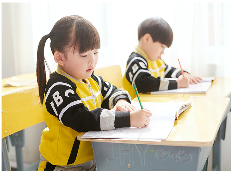Quần áo mẫu giáo mới mùa xuân và mùa thu phù hợp với lớp học quần áo trẻ em đồng phục tiểu học màu đỏ thể thao ba mảnh tùy chỉnh đồng phục trẻ em mầm non