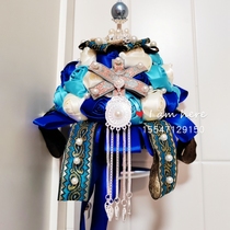 Mongolian bride holds bouquet heavy fabric rose bouquet Mongolian wedding hand-thrown flowers with Mongolian robe