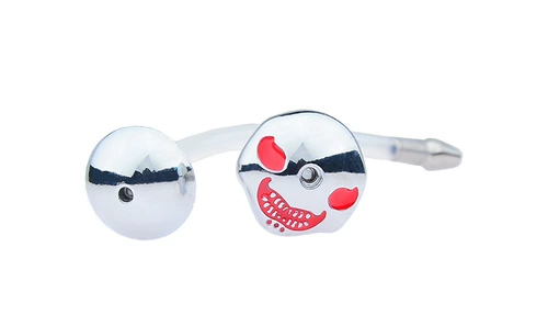 Силиконовый глаз лошади заблокирован и выдолблен на палке.