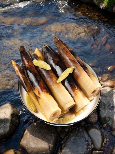 Die handgeschälten Bambussprossen der alten Dame Xiao Xiaochun aus Anji, verzehrfertige eingelegte Pfefferbambussprossen, handverlesene Bambussprossenspitzen, handgerissene Bambussprossen, Internet-Promi-Snacks