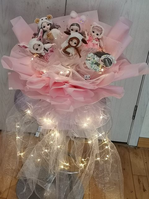 bouquet ກາຕູນ doll