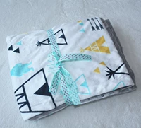 Серый треугольник шляпа