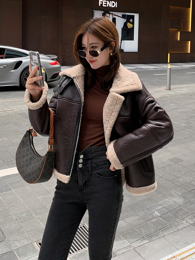 Imported Merino leather wool one-piece coat women's short motorcycle lamb fur grass 2021 new young winter