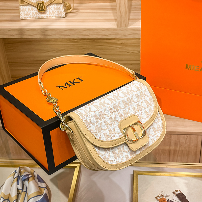 MK leather bag women's new 2022 summer and autumn fashion niche design saddle bag shoulder armpit bag pet bag