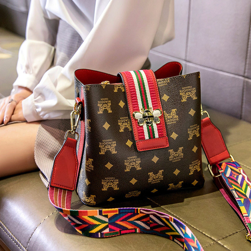 ITSK women's bag 2021 new trendy one-shoulder messenger bag women's all-match fashion Western style large-capacity old flower bucket bag