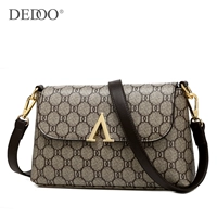 DD -карта оснащена коричневыми с длинными плечевыми ремнями