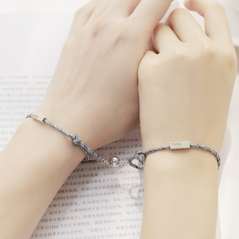 The net red niche design couple's hand is a pair of ins induction vibration trembles, girlfriends, happy word magnets attract each other.