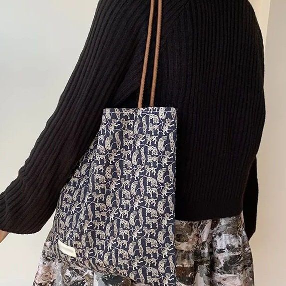 Cheetah Lib*Rty Niche Design Canvas Bag for Women, High-End Feel, Single Shoulder, Original, Versatile for Commuting, Retro Style