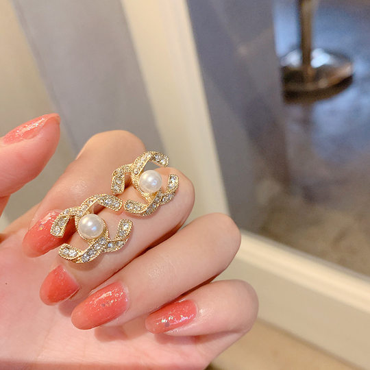 British Dura Walk Pearl Silver Needle Earrings, New Trendy Style, High-End Earrings for Women, Exquisite, Light Luxury, Niche