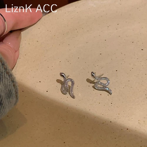 Небольшие дизайнерские универсальные серьги, популярно в интернете, легкий роскошный стиль