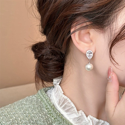 Небольшие серьги в форме капли, легкий роскошный стиль