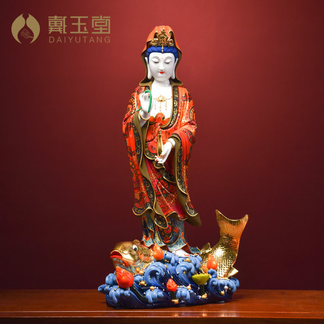 Dai Yutang's extremely colorful ceramics are dedicated to the Guanyin Buddha statue in the South China Sea.