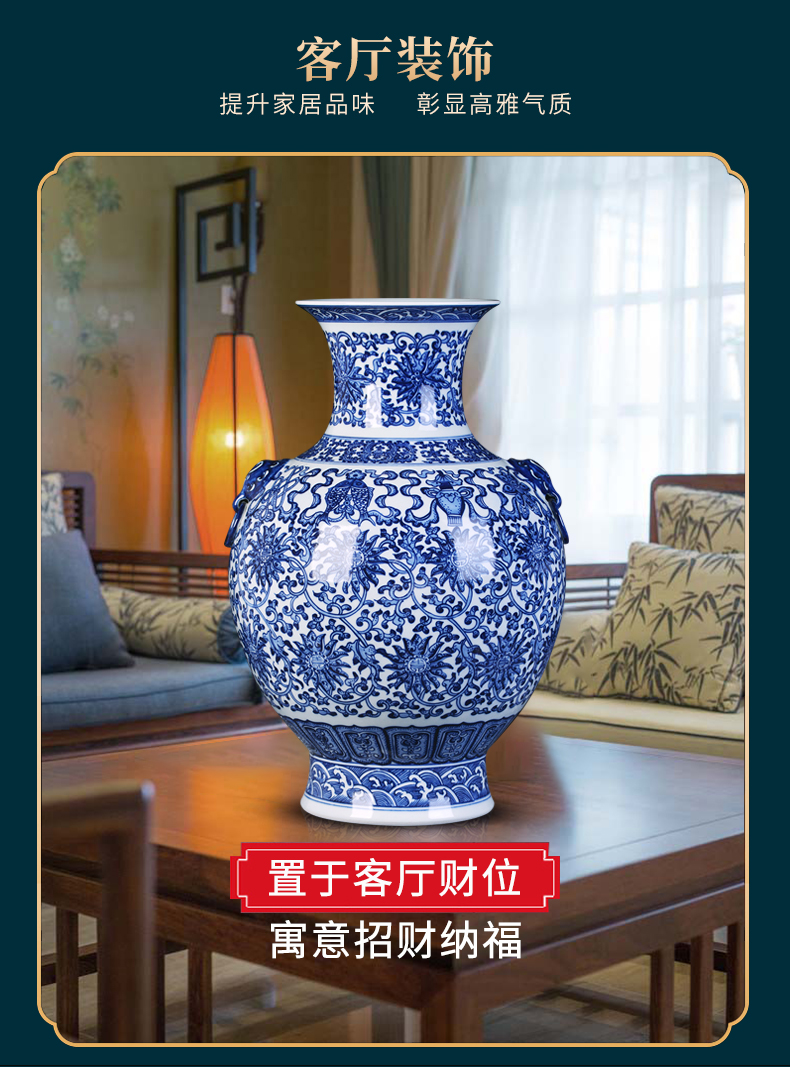 Antique blue and white porcelain of jingdezhen ceramics craft supplies the sitting room of Chinese style household furnishing articles dried flowers in the vase