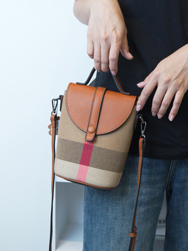 Small Bag 2025 Summer Trendy Women's Bag New Style First-Layer Cowhide Plaid Crossbody Bag Fashionable Versatile Shoulder Bag Bucket Bag Small Bag 2025 Summer Trendy Women's Bag New Style First-Layer Cowhide Plaid Crossbody Bag Fashionable Versatile Shoulder Bag Bucket Bag