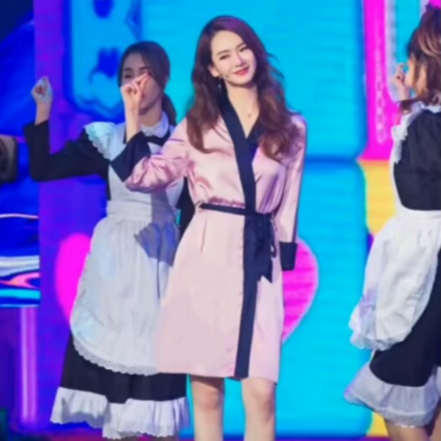 Qi Wei Celebrity-Inspired Faux Silk Bathrobe and Nightgown Two-Piece Set for Summer, Cool and Comfortable, European and American Style Tie-Up Dress