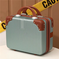 Молния темно-зеленого цвета под прямым углом 𫔀