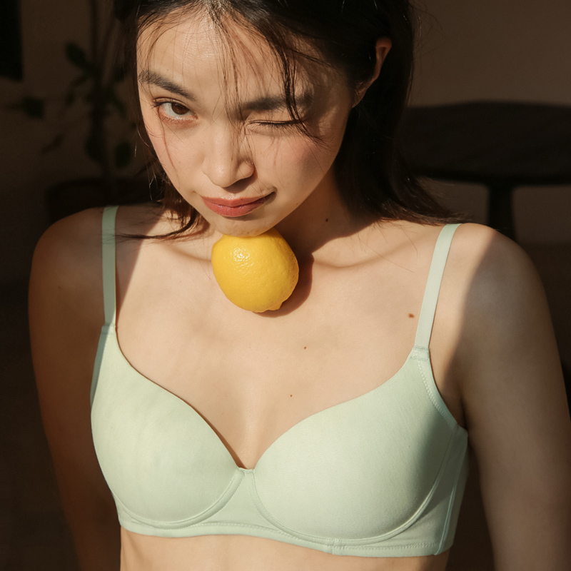Zi mo yi pin comfortable no steel rim large chest small underwear girl bra gathered to close the pair of milky surface without marks and thin