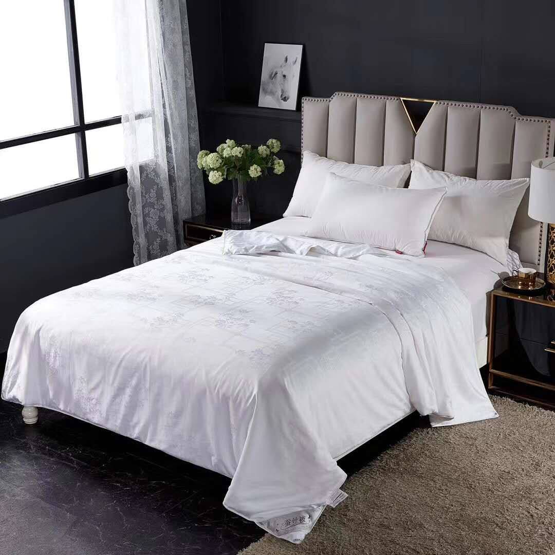 Pure cotton silk quilt with gauze plain twill satin strip tribute satin jacquard inner sleeve and other sizes can be customized