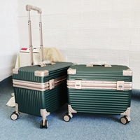 Зеленый и золотой подарочный пакет с прямым углом