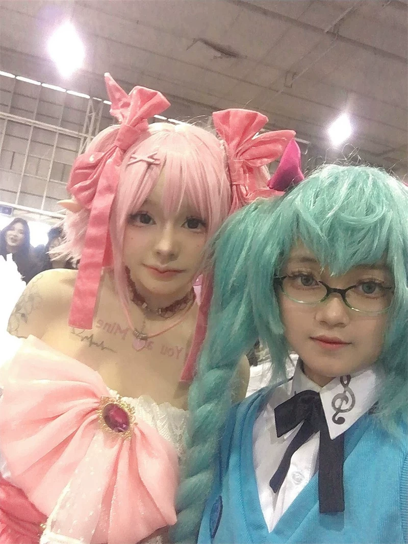 Brand glasses, green comics, cosplay