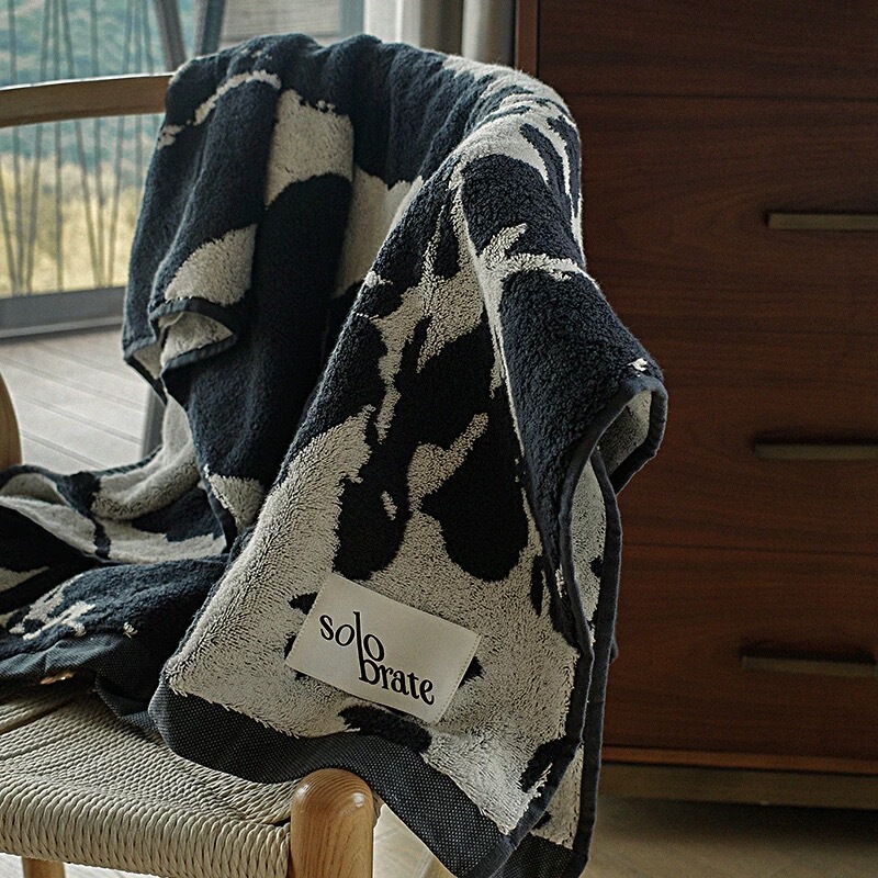 Fashionable Cream-Colored Bath Towel, Recommended by Solobrate's Original National Trend Designer Papi Jiang, for Bathroom and Home Use, Marble Design