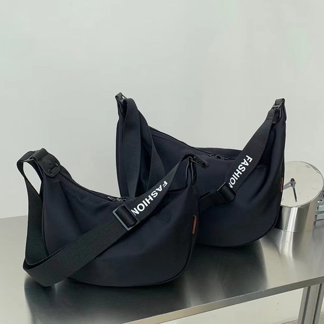 Waterproof Oxford cloth ຂະຫນາດໃຫຍ່ຄວາມອາດສາມາດ dumpling bag crossbody bag ຂອງແມ່ຍິງ niche ໃຫມ່ versatile ກິລາບາດເຈັບແລະຖົງບ່າ trendy