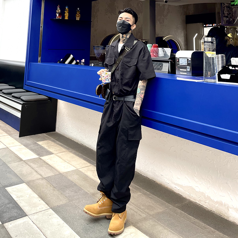 私の名前はDezaiです。春と夏のワンピースワークウェアメンズスーツジャンプスーツ、ベルトとウエストバッグ付きのメンズルーズジャンプスーツ